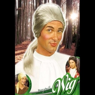 Pacote para peruca postiça cinza com rabo de cavalo, estilo época, com imagens de pessoas usando perucas semelhantes.