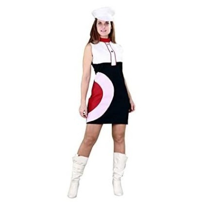 Mulher a usar vestido retro colorido com chapéu e botas brancas