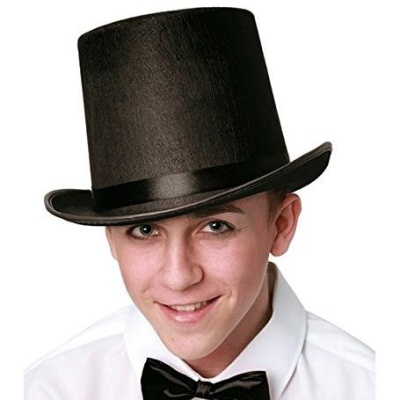 Chapéu alto preto em pessoa jovem com camisa branca e gravata borboleta