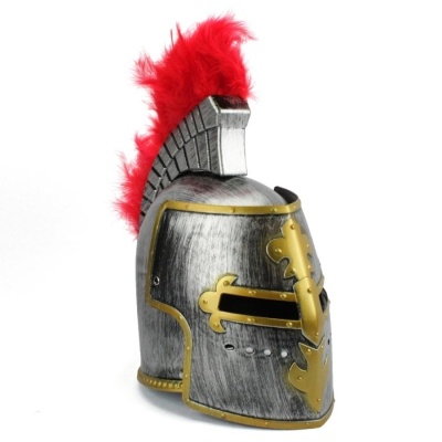 Elmo de cavaleiro medieval com crista vermelha de penas e detalhes dourados