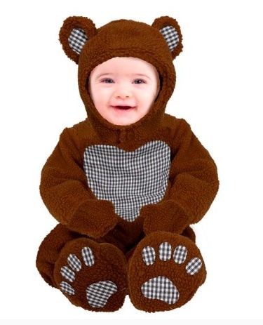 Bebé vestido com macacão de urso castanho felpudo com detalhes xadrez preto e branco