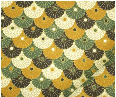 Pano com padrão de leques em verde, amarelo, preto e branco