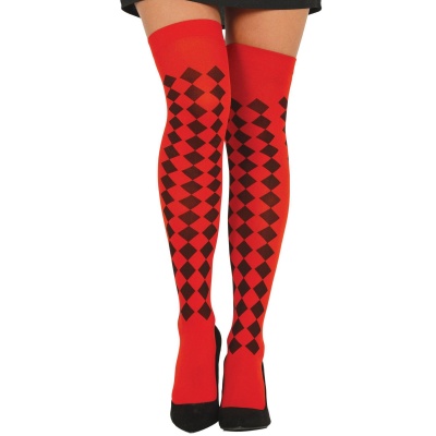 Meias vermelhas com losangos pretos e sapatos pretos