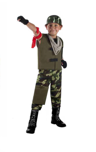 Criança vestida com traje de camuflado, capacete, colete, botas pretas e luvas, em fundo branco