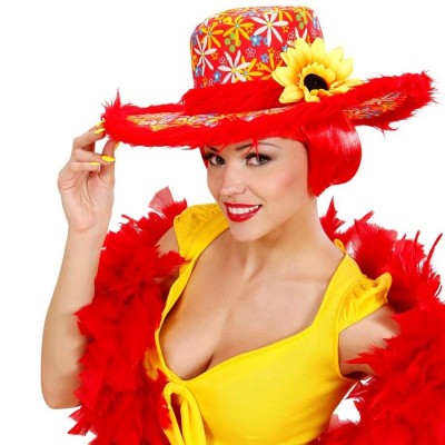 Mulher com chapéu vermelho colorido, vestido amarelo e plumas vermelhas