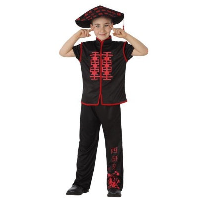 Criança com fato tradicional preto e vermelho com chapéu correspondente