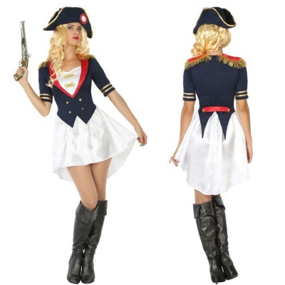 Fato feminino de fantasia naval azul e branco com chapéu e botas pretas