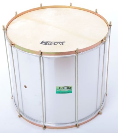 Tambor metálico cilíndrico prateado com pele superior clara e etiqueta verde