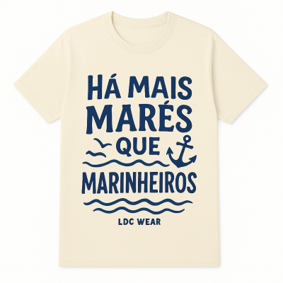 T-shirt bege com estampa azul com texto marítimo.