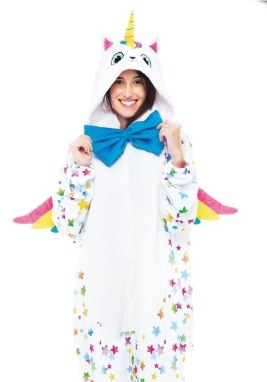 Pijama macacão branco com estrelas coloridas e capuz de unicórnio com gravata azul