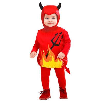 Criança com fato vermelho de Carnaval com chifres, tridente e chamas