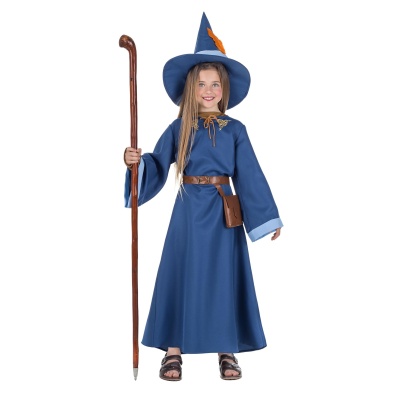 Criança com vestido azul longo, cinto castanho, chapéu de feiticeira azul e cajado