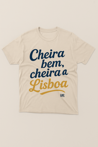 T-shirt bege com texto 'Cheira bem, cheira a Lisboa' em azul escuro e amarelo.