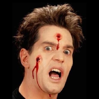 Rosto de homem com feridas falsas tipo bala e expressão de choque