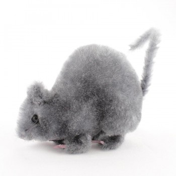 Rato de brinquedo cinzento peludo com cauda levantada