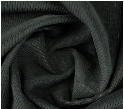 Tecido de veludo cotelê preto com textura de riscas verticais e dobras.