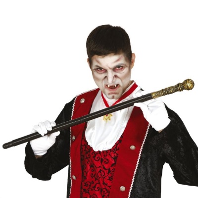 Fantasia de vampiro com casaco preto, colete vermelho, camisa branca, luvas brancas e bengala preta com empunhadura dourada.