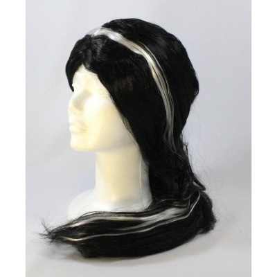 Boina preta com mechas brancas em cabeça modelo branca