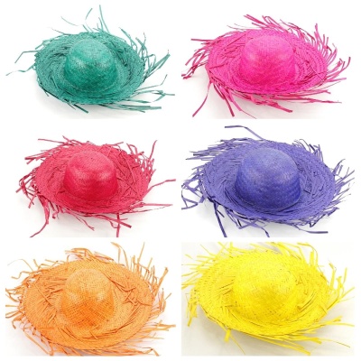 Seis chapéus de palha coloridos com abas largas e franjas