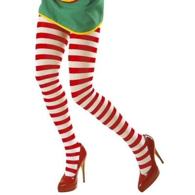 Pernas femininas com collants riscas vermelhas e brancas e sapatos altos vermelhos