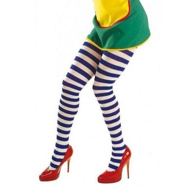 Pernas com meias-calças riscas azuis e brancas e sapatos vermelhos de salto alto