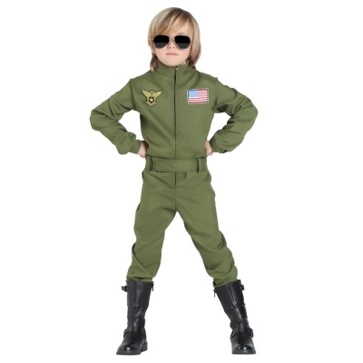 Criança com fato militar verde, botas pretas e óculos de sol