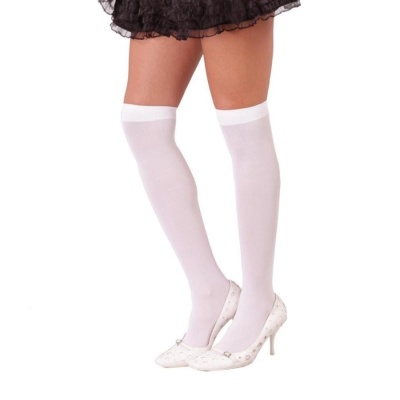 Meias altas brancas até ao joelho com sapatos brancos de salto e saia preta