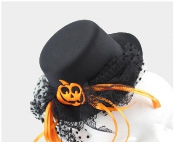 Chapéu preto com decoração de Halloween e abóbora laranja