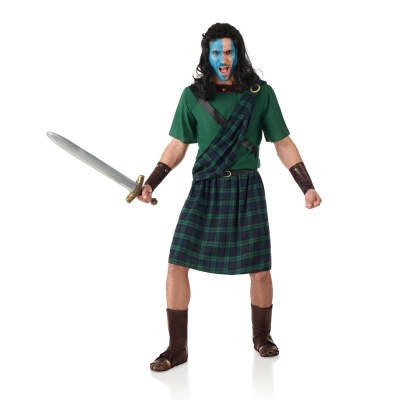 Homem vestido em kilt verde e preto com espada e pintura azul na cara
