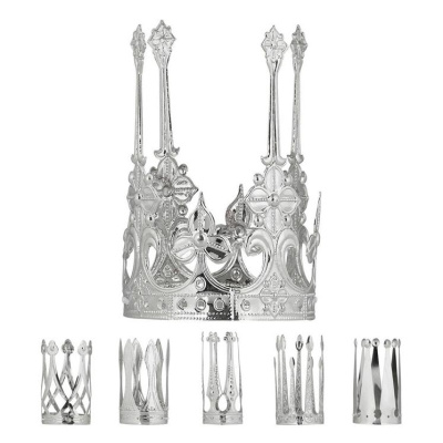 Seis coroas decorativas de metal prateado com diferentes estilos em fundo branco.