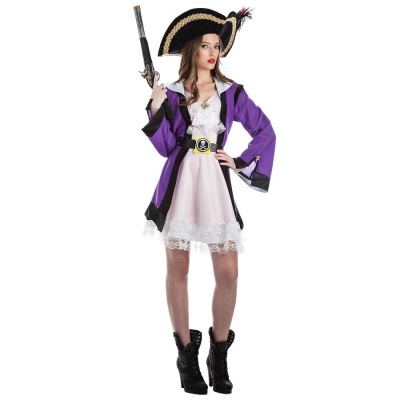 Roupa feminina estilo pirata com vestido branco, casaco roxo, cinto preto, botas pretas e chapéu pirata preto