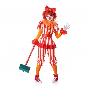 Fantasia de palhaço com riscas vermelhas e brancas, peruca ruiva e martelo de plástico