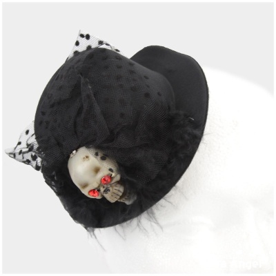 Chapéu preto com decoração de caveira e olhos vermelhos