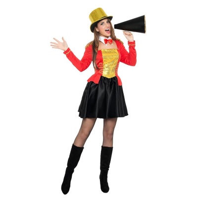 mulher com fato vermelho e dourado, saia preta, botas pretas e megafone preto
