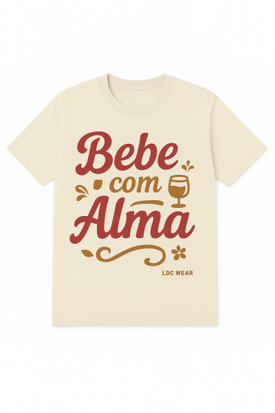 T-shirt bege com texto Bebe com Alma e copo de vinho