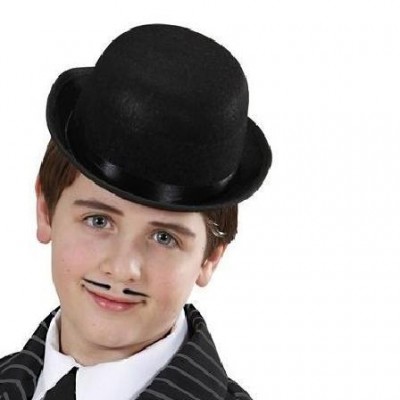 Criança com fato às riscas, chapéu coco preto e bigode pintado