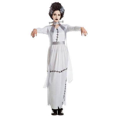Fantasia branca estilo noiva cadáver com pontos pretos simulando costuras e acessórios metálicos no pescoço