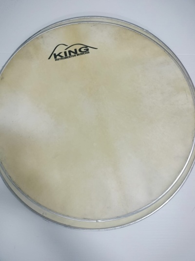 Pele de tambor redonda bege com borda metálica e marca KING impressa