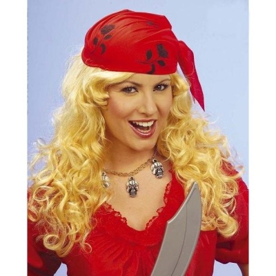 Mulher com peruca loira encaracolada e lenço vermelho segurando espada