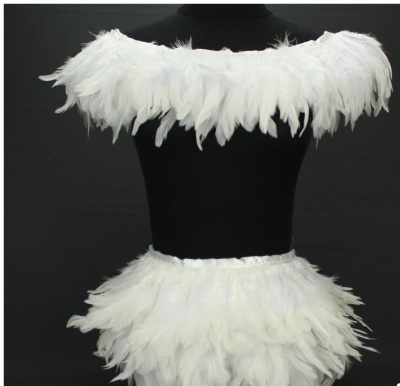Conjunto feminino penas brancas sobre manequim preto
