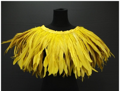 Colar ou gola amarela com penas em manequim preto