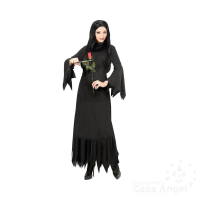 Vestido comprido preto com mangas largas e assimétricas, com mulher a segurar rosa vermelha e tesoura