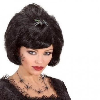 Mulher com cabelo preto curto, colar e adereços de aranha em plástico preto