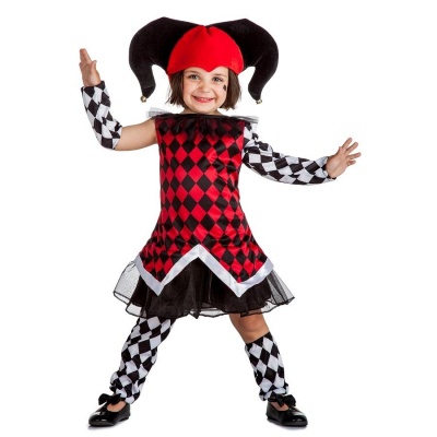 Criança com fantasia de harlequin em vermelho, preto e branco