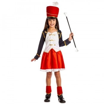 Menina com fato de rainha de bateria vermelho, branco e preto, segurando uma baqueta.