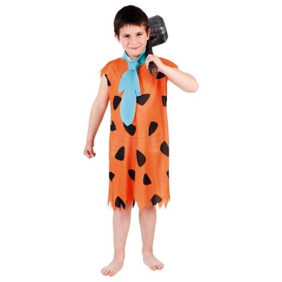 Menino com fantasia de Fred Flintstone, vestido laranja com manchas pretas, gola azul, segurando martelo cinzento