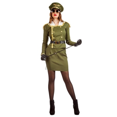Mulher vestindo fato militar feminino verde com acessórios pretos em fundo branco.