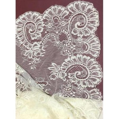 tecido rendado branco com padrão floral sobre superfície vinho