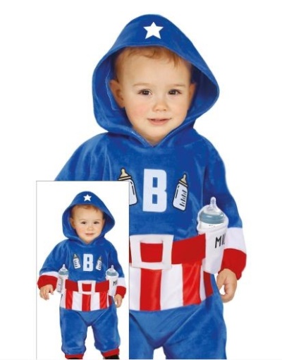 Roupa de criança azul com capuz, estrela branca, letras B e imagens de biberões, faixas vermelhas e brancas, criança segura biberão.