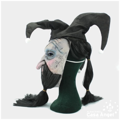 Máscara de bruxa com chapéu preto e cabelo em tranças